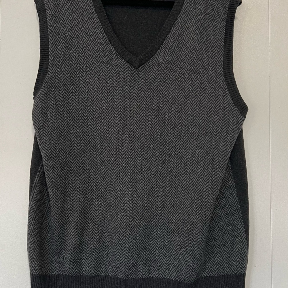 Eddie Bauer Gray Men’s V-Neck Sleeveless Vest 1050